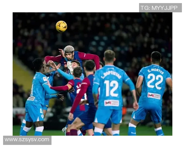 巴萨球星打足球展现团队默契与个人技巧全面解析